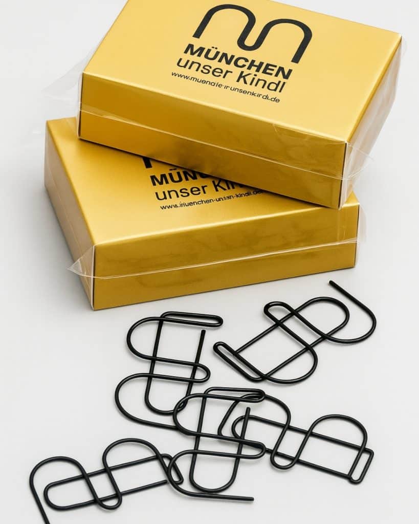 Box mit Büroklammern